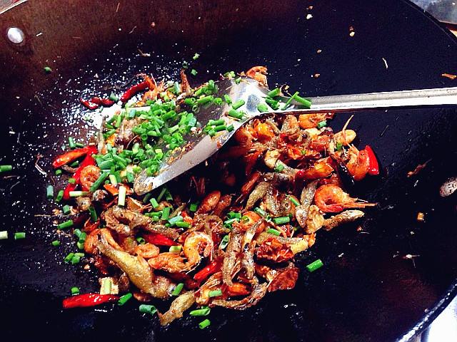 超市小鱼干做法,超市卖的很火的麻辣五香小鱼干