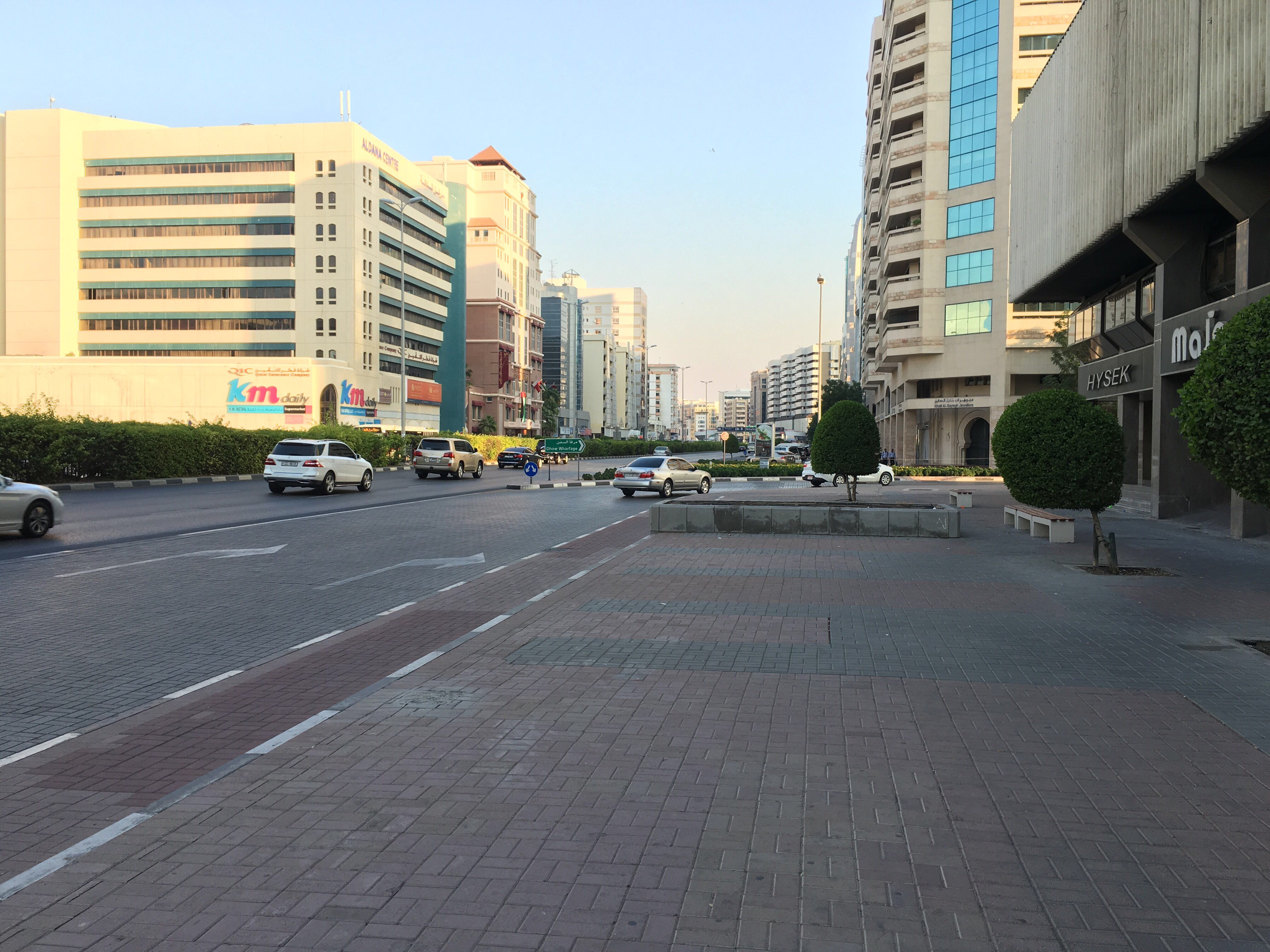 国内打工赚钱工资好少啊,中国人去迪拜打工工资