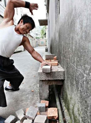 跟电钻钻头比，这位铁砂掌断铁如泥值得尊重，却不如太极更聪明