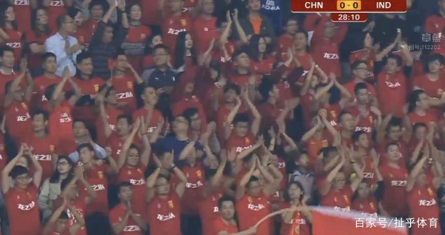 球迷为国足该挨训还是军训争执不下这位中超老将却早已看穿一切