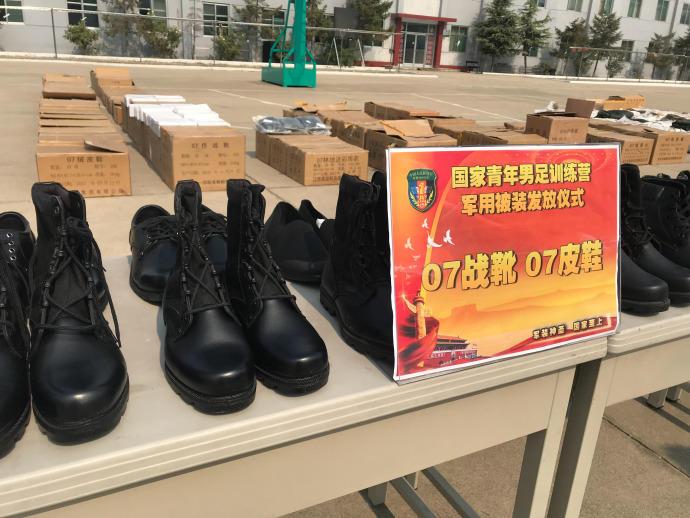 国足的训练日常,国足进行军事化训练