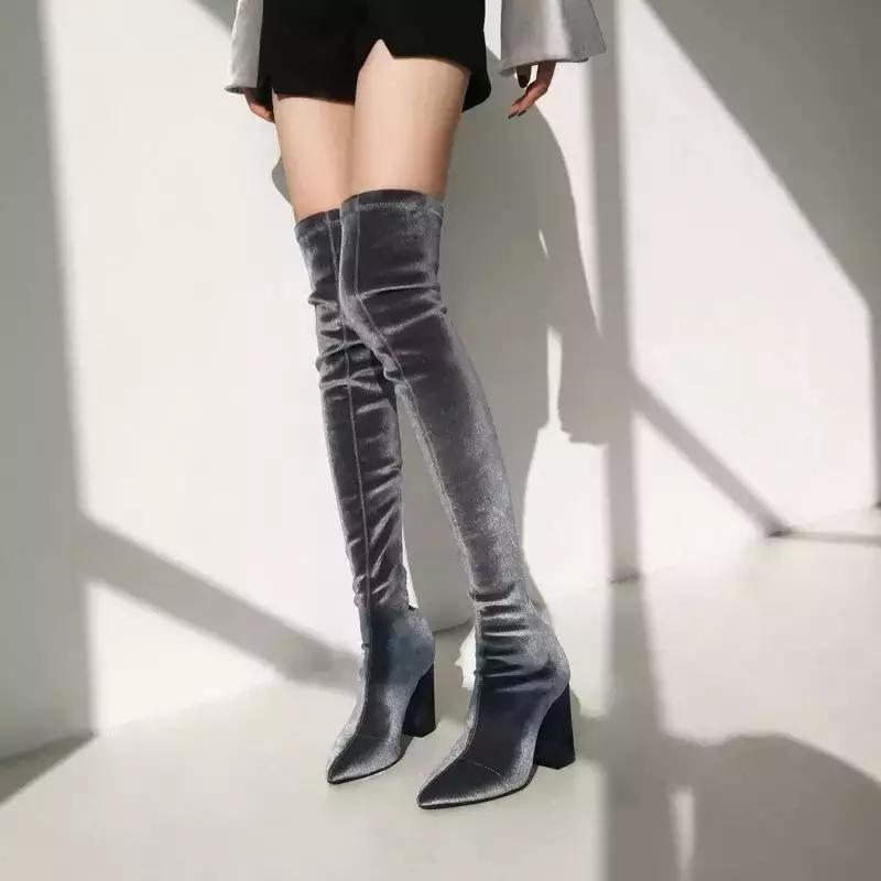 今年流行丝绒单品,冬季丝绒单品搭配