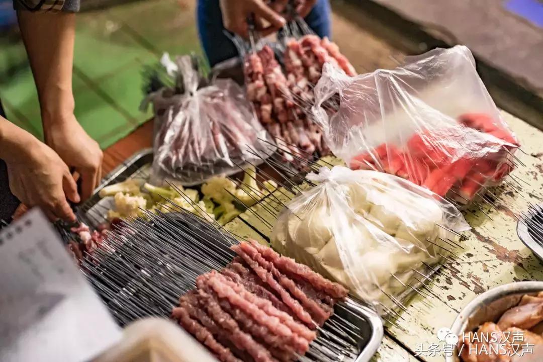 走，一起去武汉奇妙顶楼天台踢球蹦迪撸串