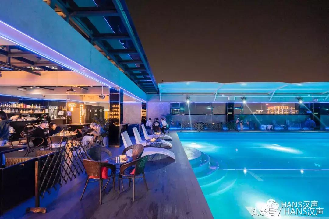 走，一起去武汉奇妙顶楼天台踢球蹦迪撸串