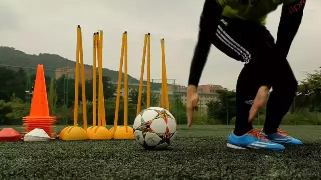 拿球背转身过人,背身拿球时这样过人