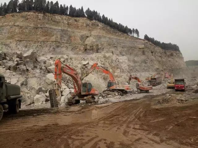 挖机破碎锤是怎么操作的,新手小挖机破碎锤操作教程