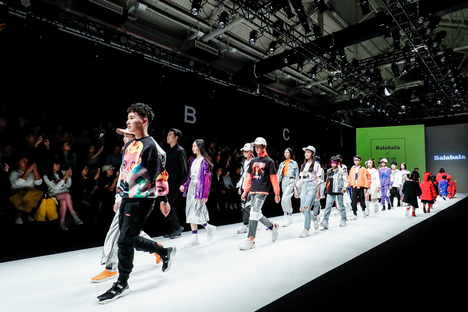 唐老鸭服装套装,巴拉巴拉官方视频唐老鸭