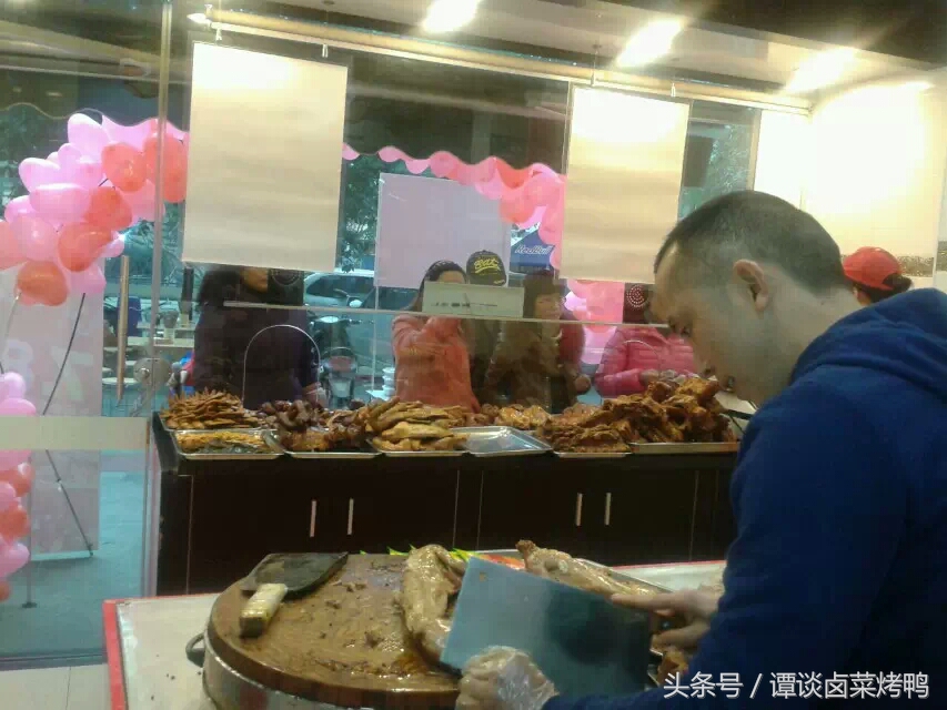 卤菜新手选择摆摊和开店的利与弊,熟食店的卤菜如何才能更好卖