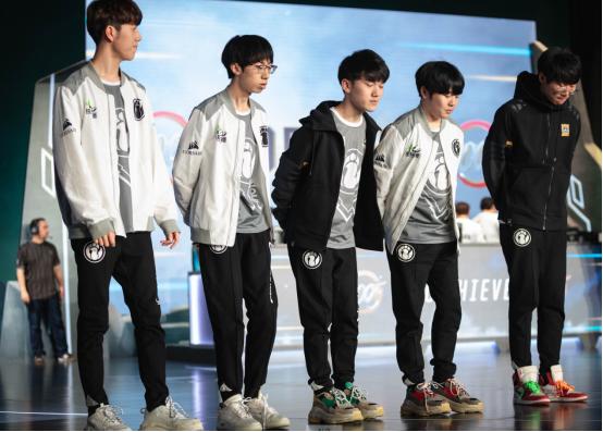 英雄联盟edg队员穿什么鞋子,edg全球总决赛同款鞋子