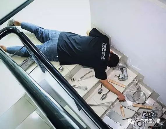 深扒摔跤炫富：原来富婆们20w包包里的东西也没什么了不起