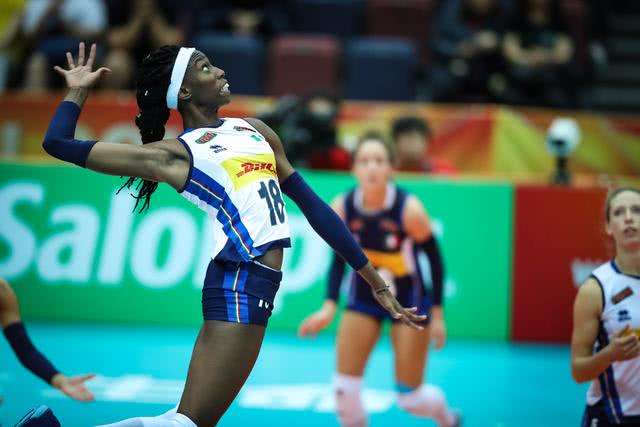 决战前有好事！黑人重炮艾格努右肩有伤，打破小组赛限制2局