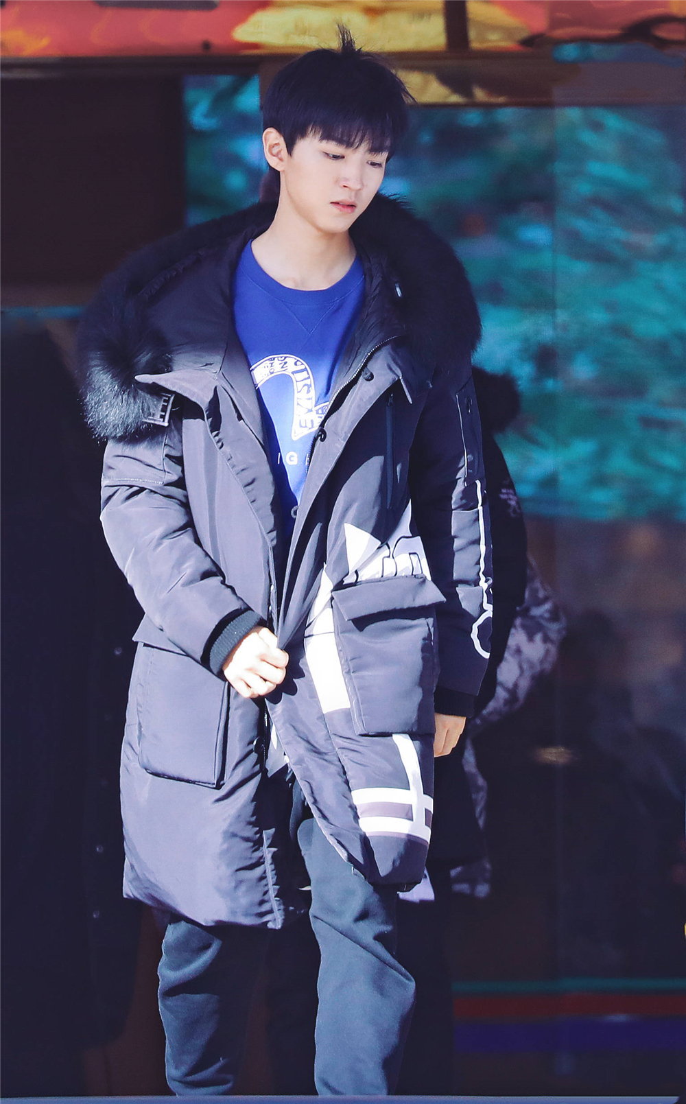 蔡依林穿羽绒服走机场清爽潇洒,林允时尚,陈立农却搭的像大白