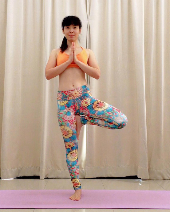 瑜伽站立式腰部训练的正确方法,瑜伽半脊柱扭转辅助手法