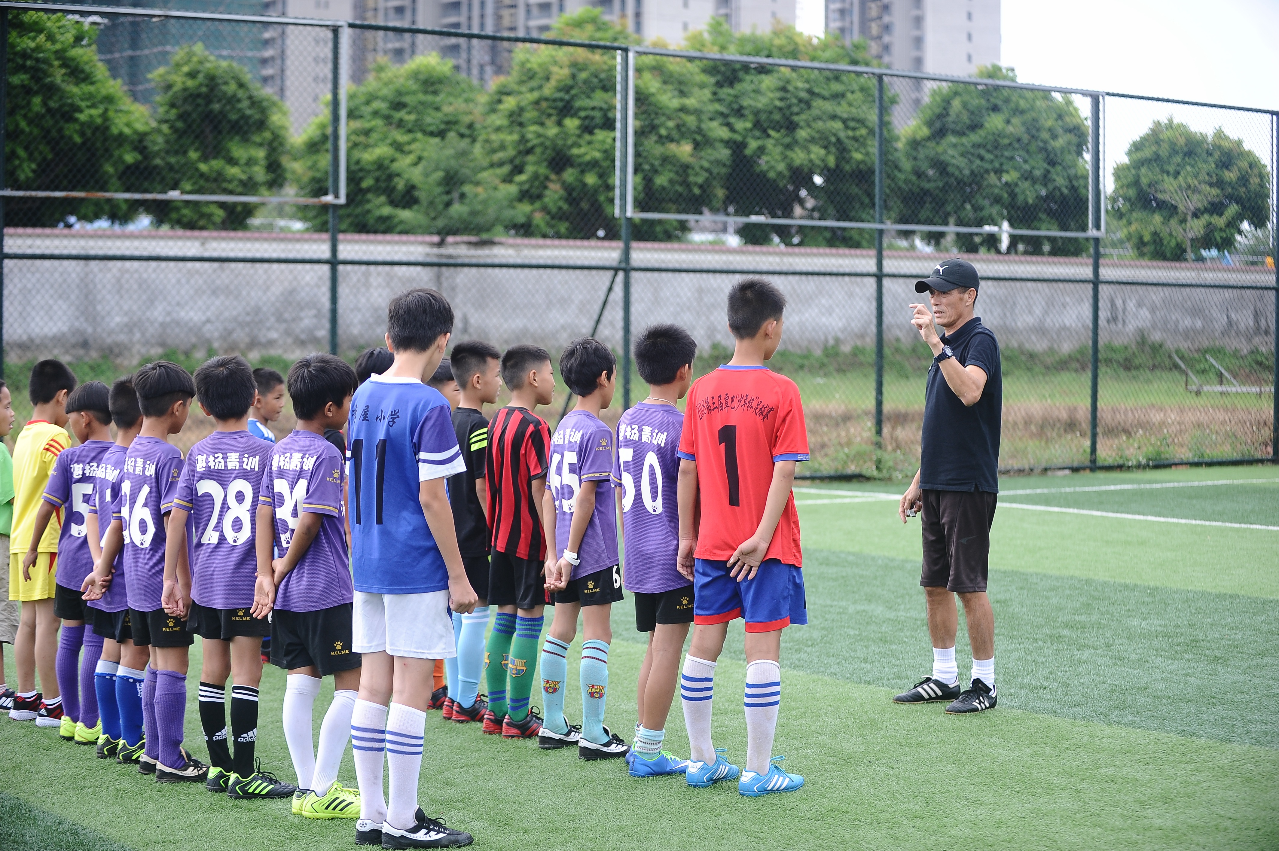 用双手守住湛江足球的未来,陈建中教练