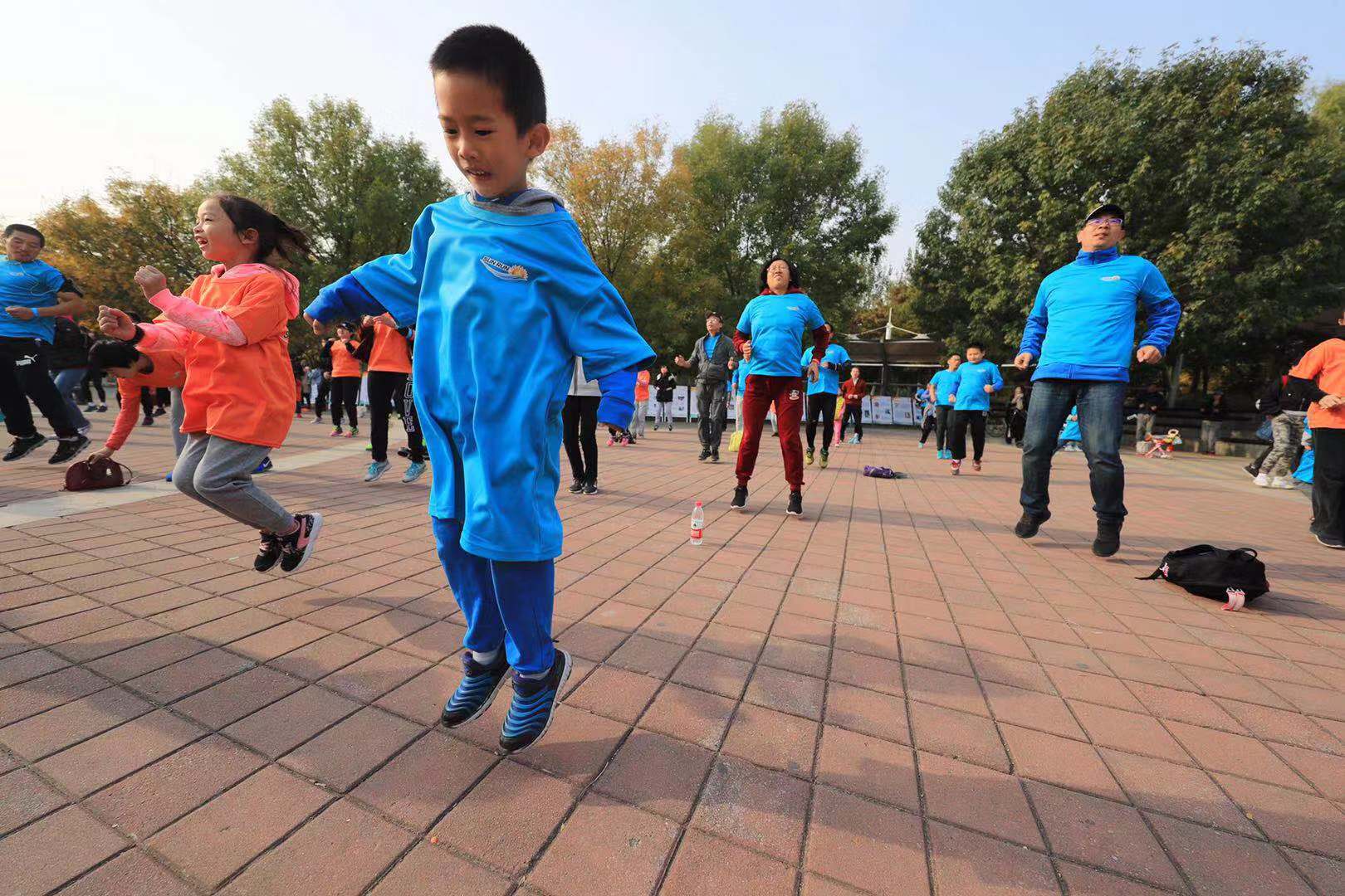 “北京朝阳”举行微博文化节百个家庭欢乐开跑尝鲜冬奥冰雪项目