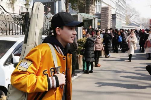 与网络*力暴**正面刚被全网赞！现在的00后谈恋爱都这么圈粉了？