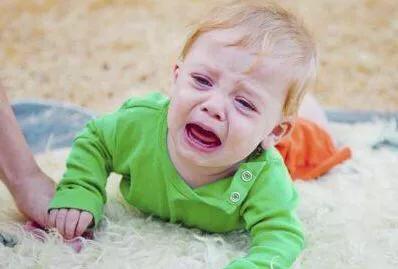 宝宝摔倒磕碰妈妈们肯定最紧张，那到底该怎样处理呢？