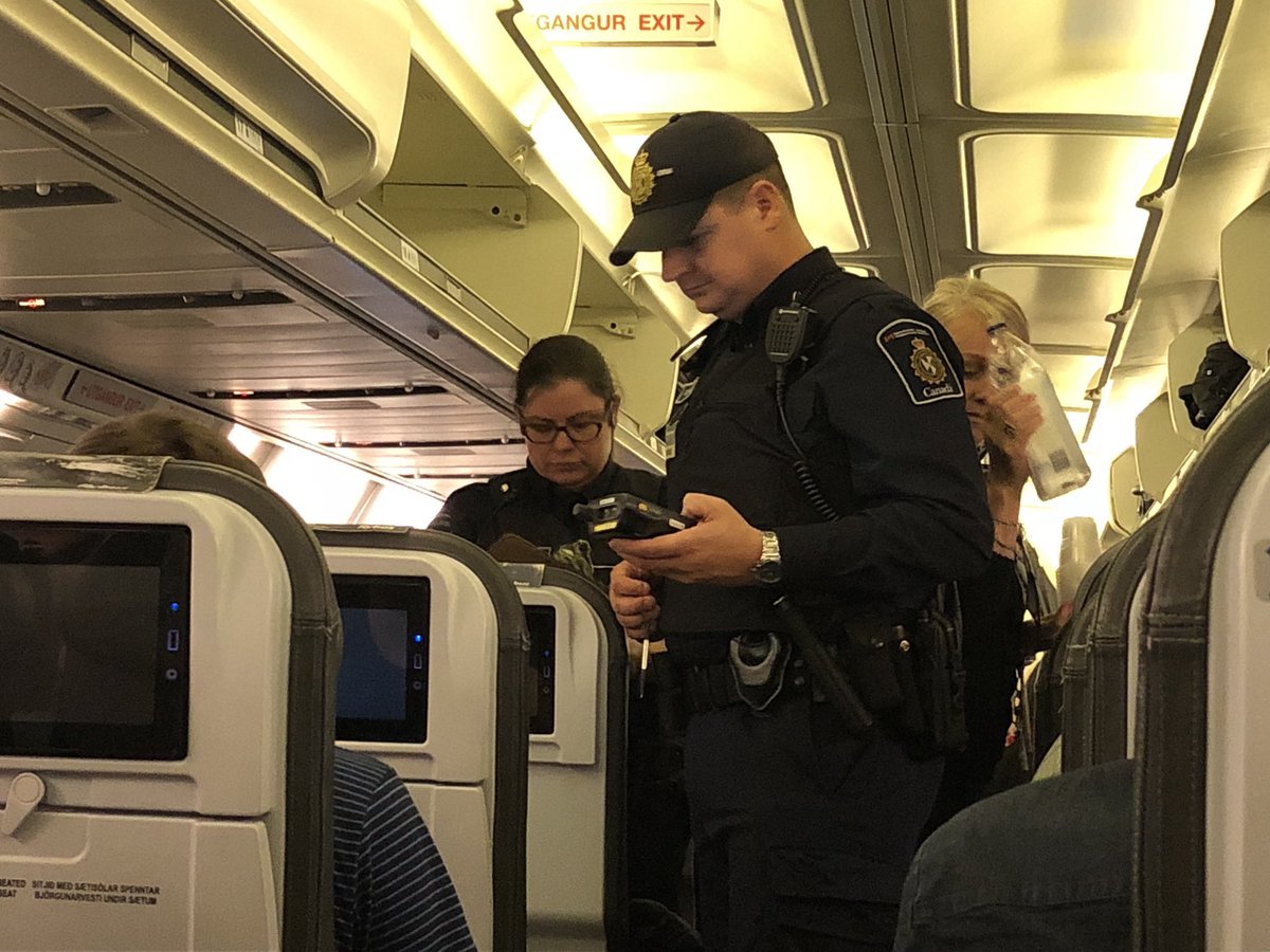 冰岛1:0加拿大视频,民航客机玻璃碎裂的时候