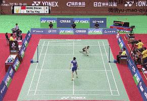 打羽毛球被动球打不到后场怎么办,羽毛球正手后场被动处理