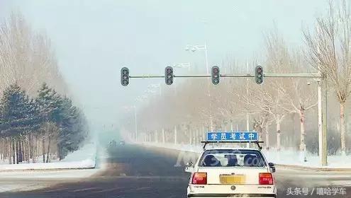 科目三遇到红灯怎么样操作和起步,科目三遇红灯停车步骤