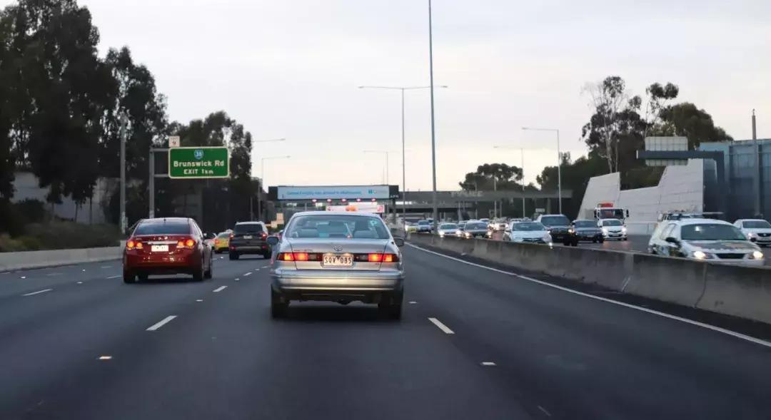 用这台3.0T的大宝马，来感受这座到处充斥着慢节奏的年轻城市