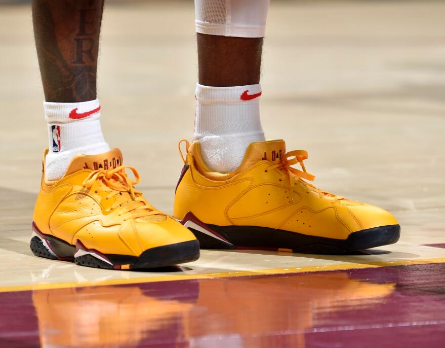 今日球场战靴鉴赏：杜兰特穿鸳鸯配色KD11