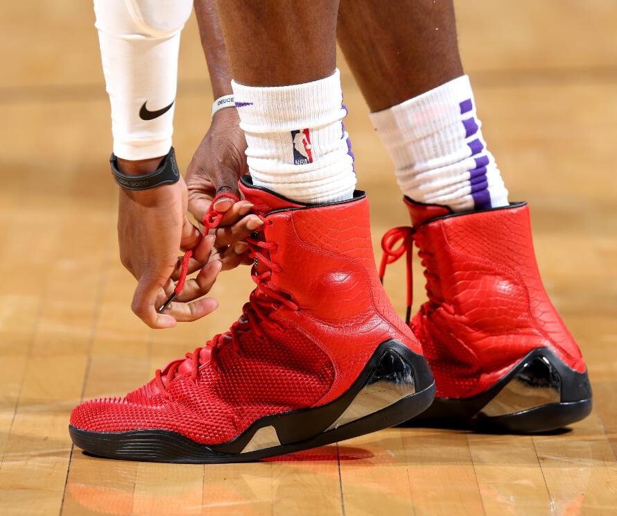 今日球场战靴鉴赏：杜兰特穿鸳鸯配色KD11