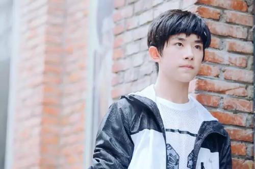 第一批00后易烊千玺,第一批零零后长大