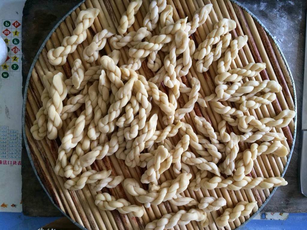 小朋友吃的麻花怎么做,孩子吃的小麻花的制作