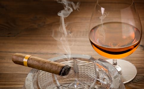 男人指甲变黑怎么回事,抽烟大拇指指甲发黄