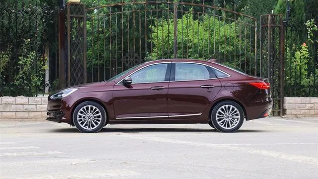 福特新款福睿斯实拍曝光颜值提升,全新福特福睿斯报价及图片