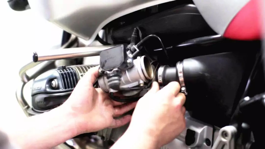 加油为省几块钱，把车友的宝马搞坏了