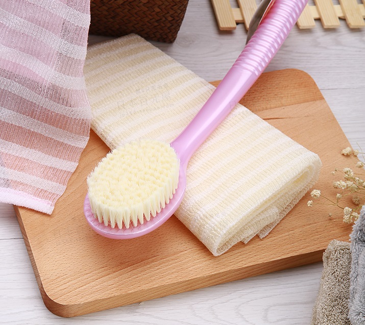 如何选洗澡时用的沐浴刷,怎样洗澡搓背