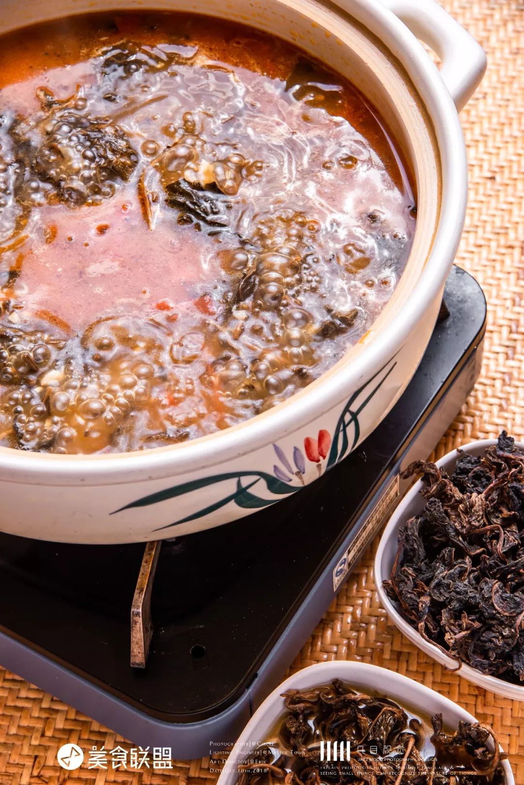 昆明闹市这家12年老店，独创傣式火锅一年只卖89天，大闸蟹涮着吃