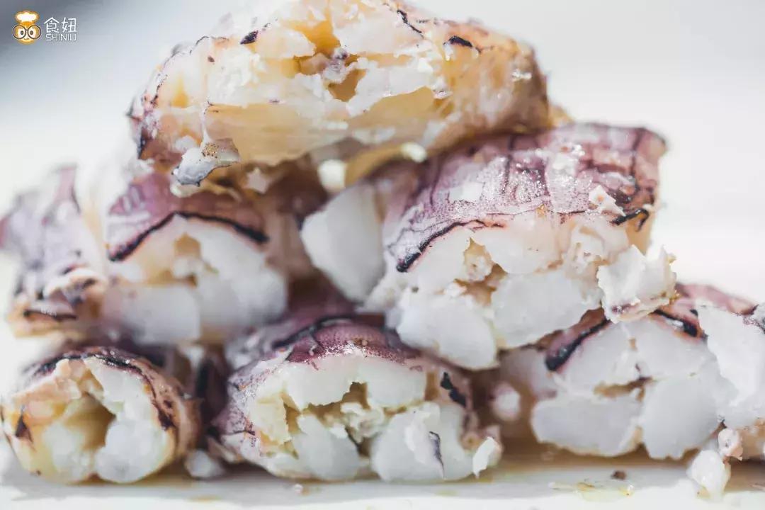 架着凶器吃濑尿虾，简单又粗暴