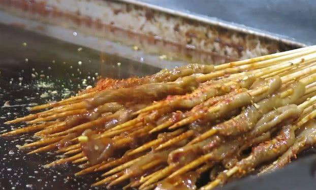 创业卖烤鸭肠亲身经历,小伙摆地摊卖烤肠一天能挣多少钱