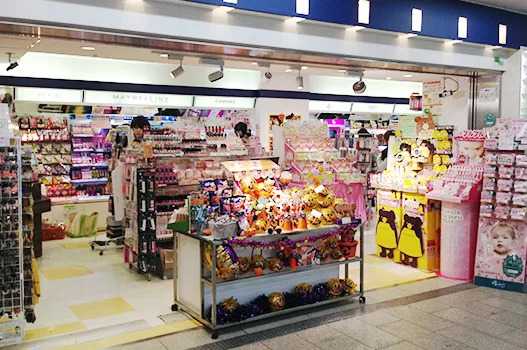 日本奈良小鹿饿到只吃草,聪明的日本奈良小鹿