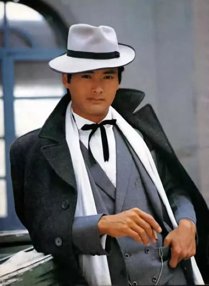 无双电影小马哥,小马哥周润发电影英雄本色动图