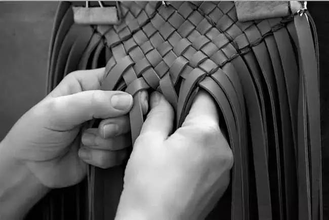 为什么现在的人都喜欢和有钱人玩,为什么有的人喜欢跟有钱人交朋友