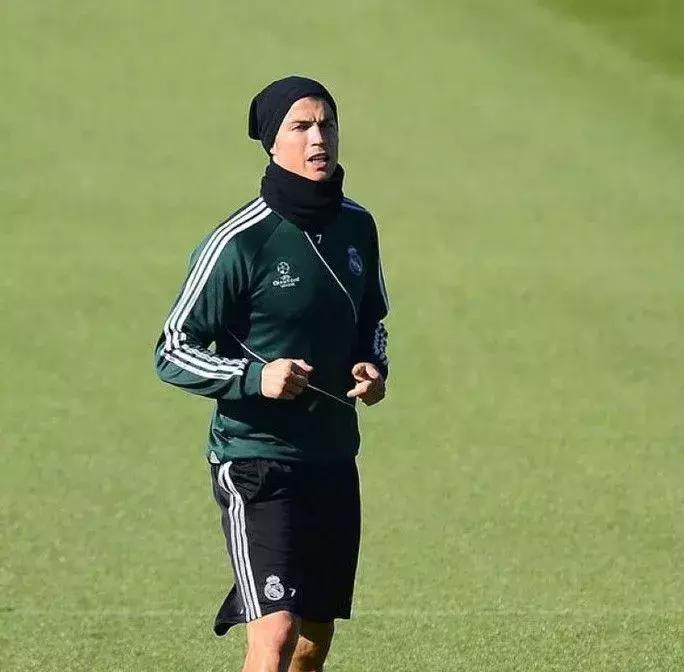 秋冬季节踢球怎么穿,秋冬踢球怎么穿裤子