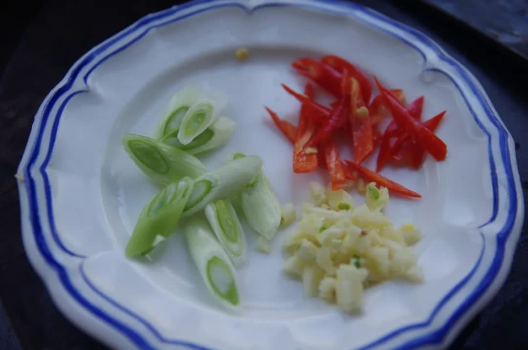 吃起来黏黏滑滑的黑色蘑菇,黏黏的大白蘑菇