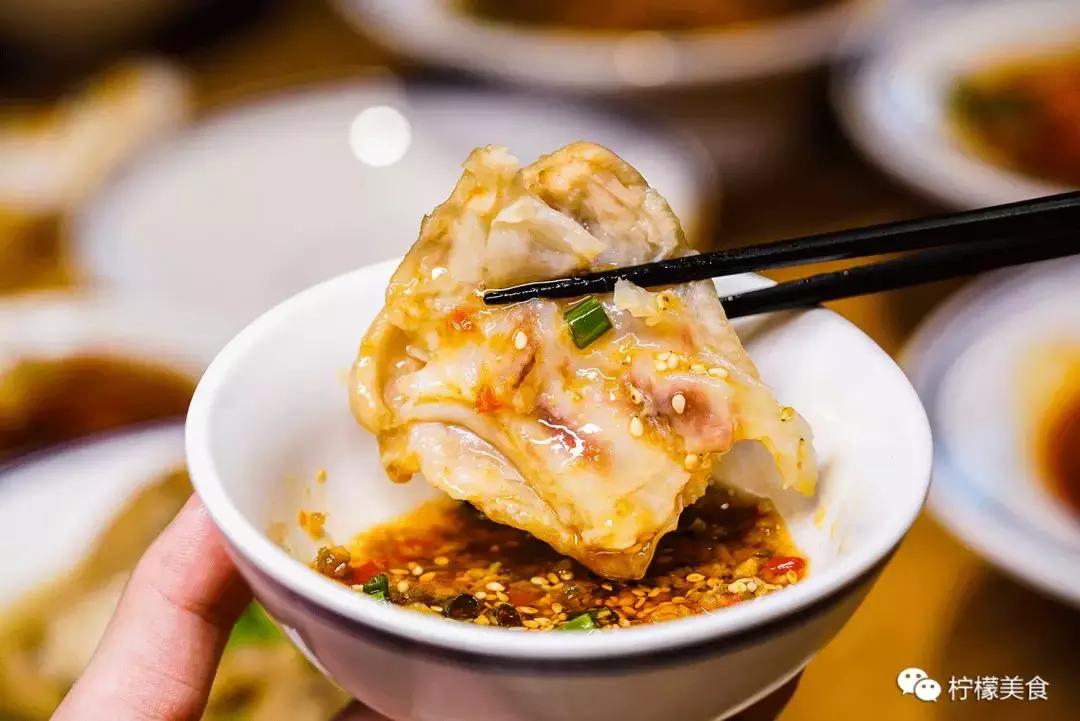 开在湖边的男团串串,我连店名都不会读