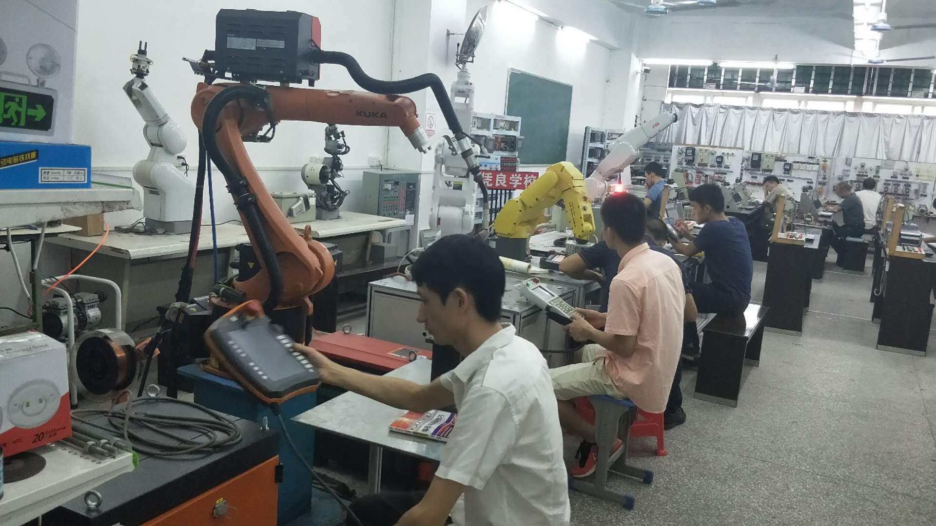 工业机器人哪里培训完了能就业,培训机器人有前途吗