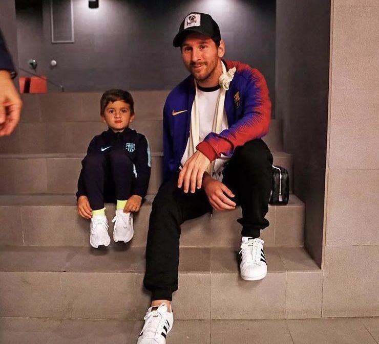 不爱巴萨爱尤文？蒂亚戈观战时临摹尤文队徽，梅西看后微笑点头
