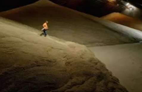 人掉进流沙会死吗,人陷入流沙真能自救吗