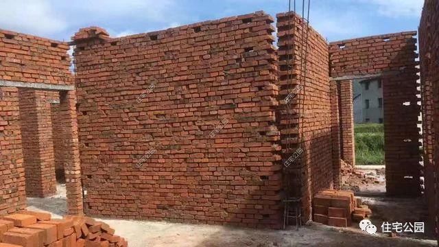 农村自建房三层小别墅真实视频,2022年河南自建房包工280一平贵吗