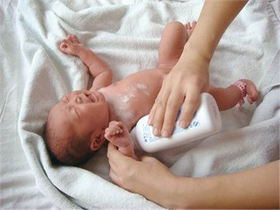 女宝宝是不是不能擦爽身粉,女宝宝要用爽身粉的视频