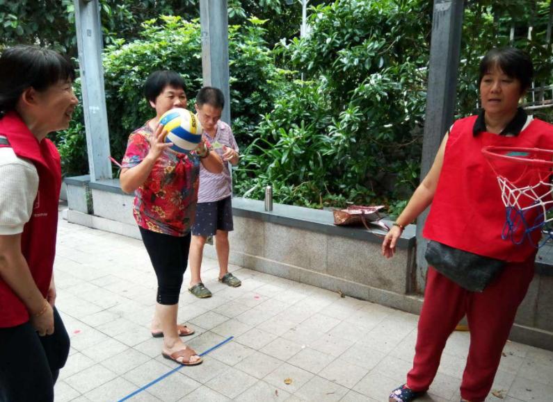 厨房墙上有洞口开孔,厨房承重墙打烟道孔