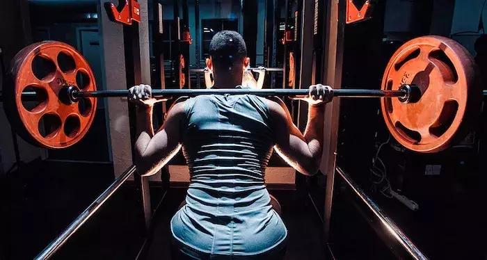 8种最常见最致命的深蹲错误,3个方法让你的深蹲更给力