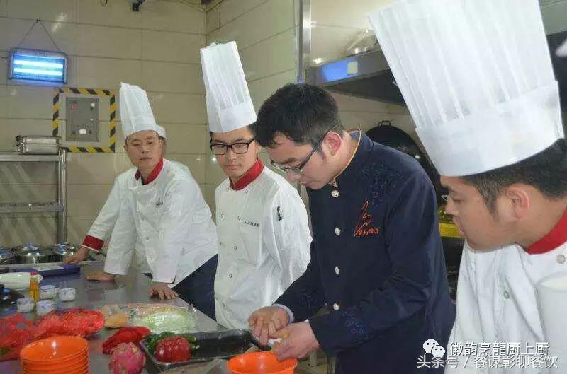 中餐服务员上菜的正确步骤,中餐厅服务员上菜分菜标准